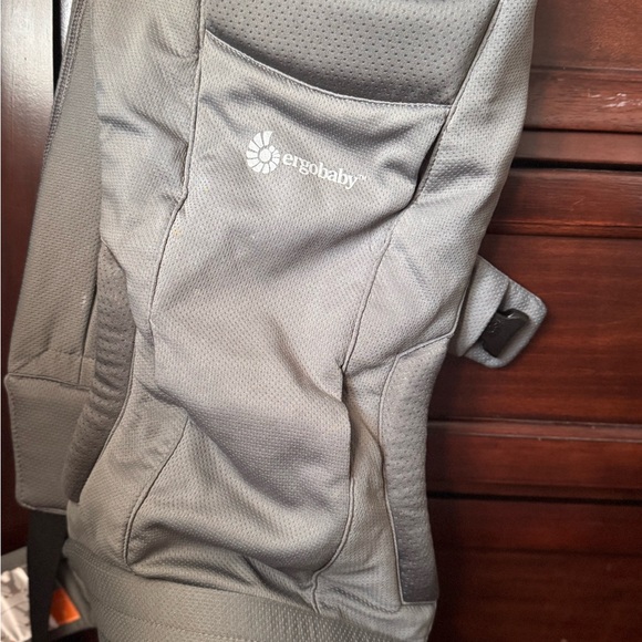 Ergobaby Embrace Newborn carrier - Picture 1 of 3